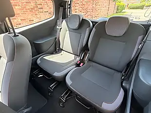 Used 2012 Renault Twingo Dynamique White - Interior and Exterior details 17