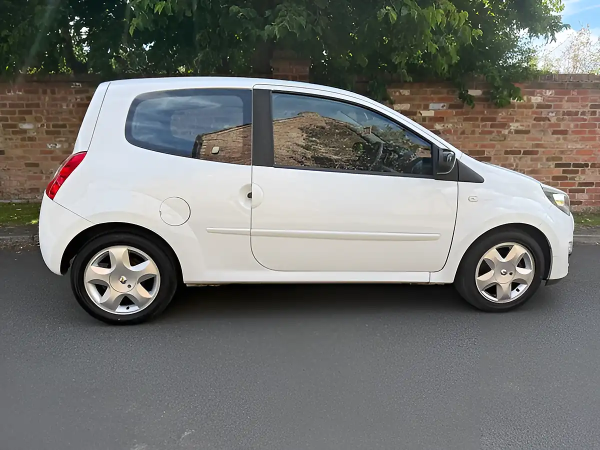 Used 2012 Renault Twingo Dynamique White - Interior and Exterior details 4