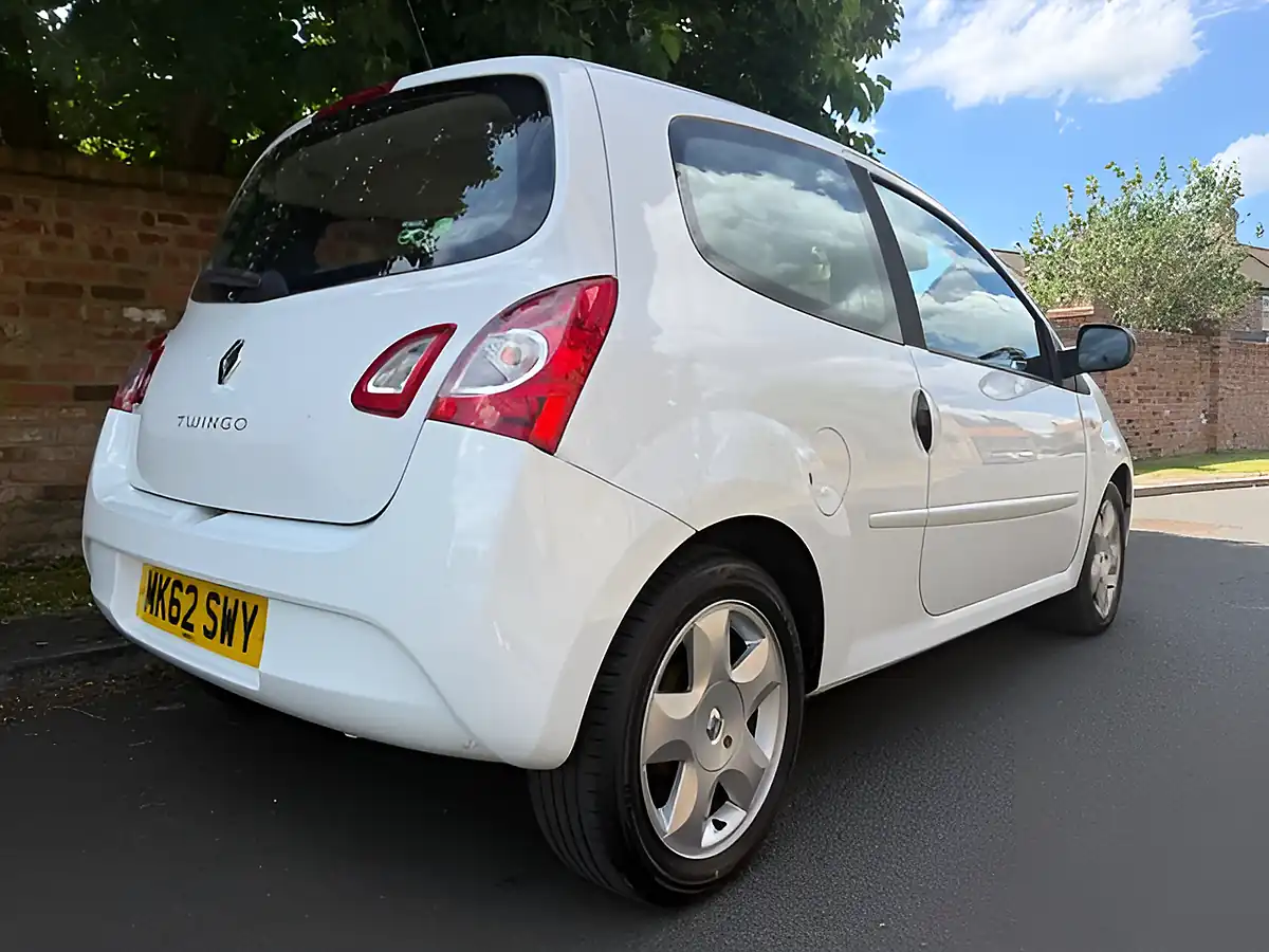 Used 2012 Renault Twingo Dynamique White - Interior and Exterior details 5