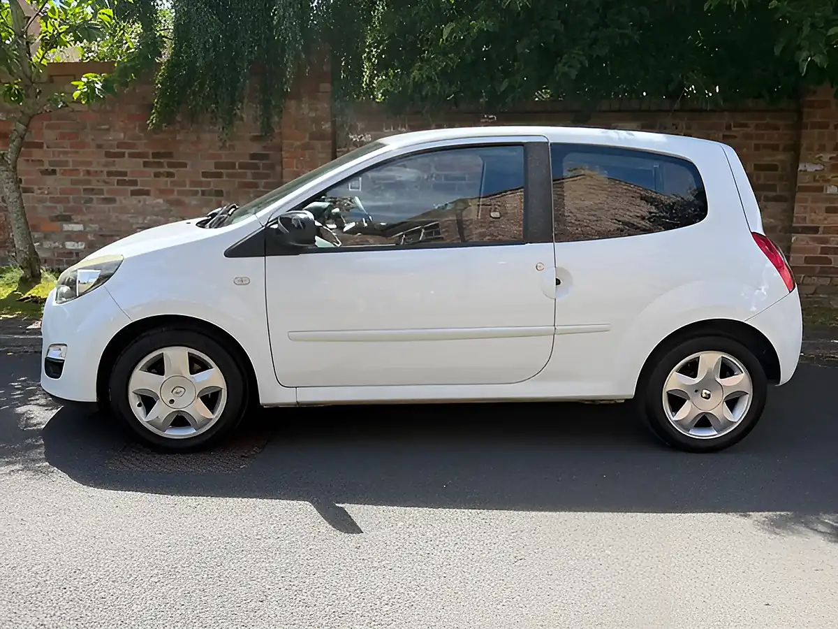 Used 2012 Renault Twingo Dynamique White - Interior and Exterior details 7