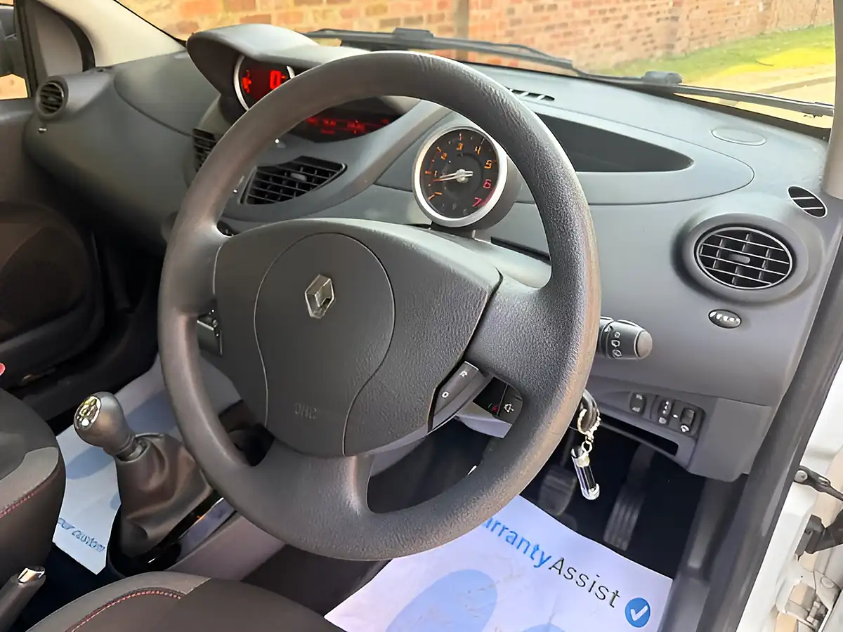 Used 2012 Renault Twingo Dynamique White - Interior and Exterior details 8