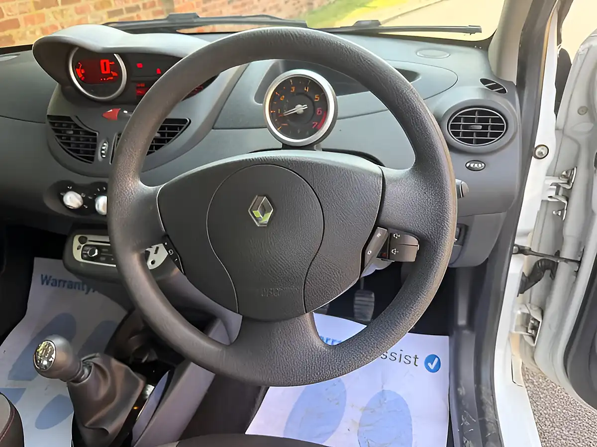 Used 2012 Renault Twingo Dynamique White - Interior and Exterior details 9