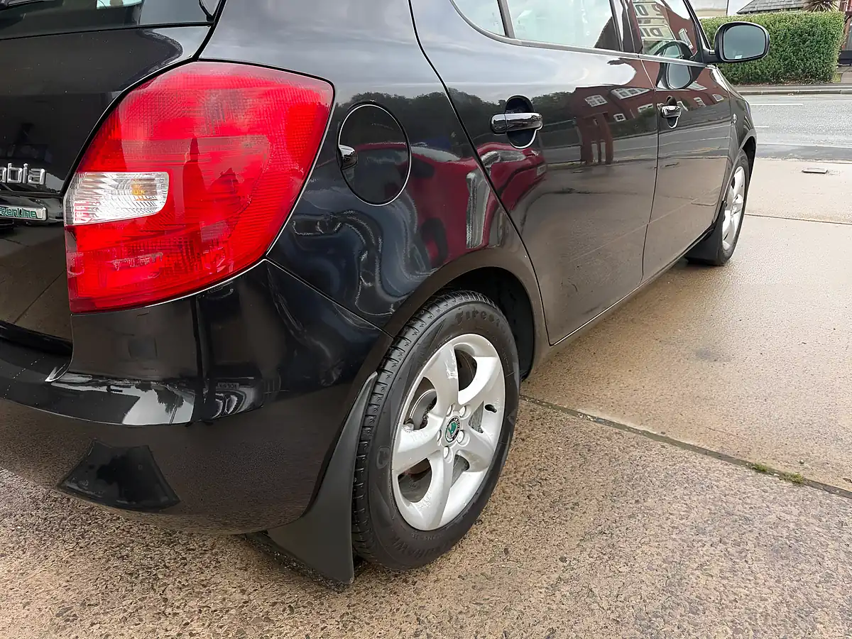 Used 2012 Skoda Fabia Greenline Ii Black - Interior and Exterior details 12
