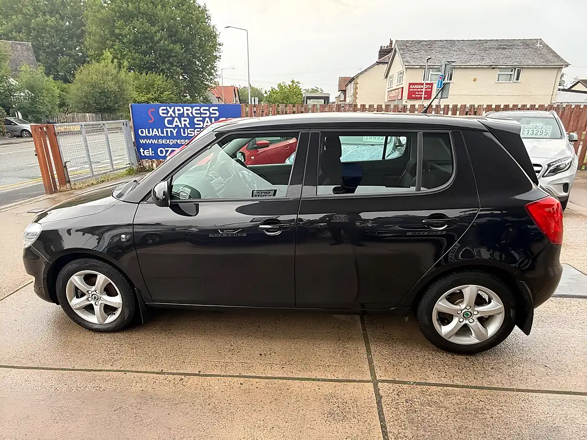 Used 2012 Skoda Fabia Greenline Ii Black - Interior and Exterior details 6