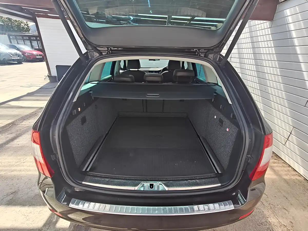 Used 2012 Skoda Superb Laurin & Klement Brown - Interior and Exterior details 14