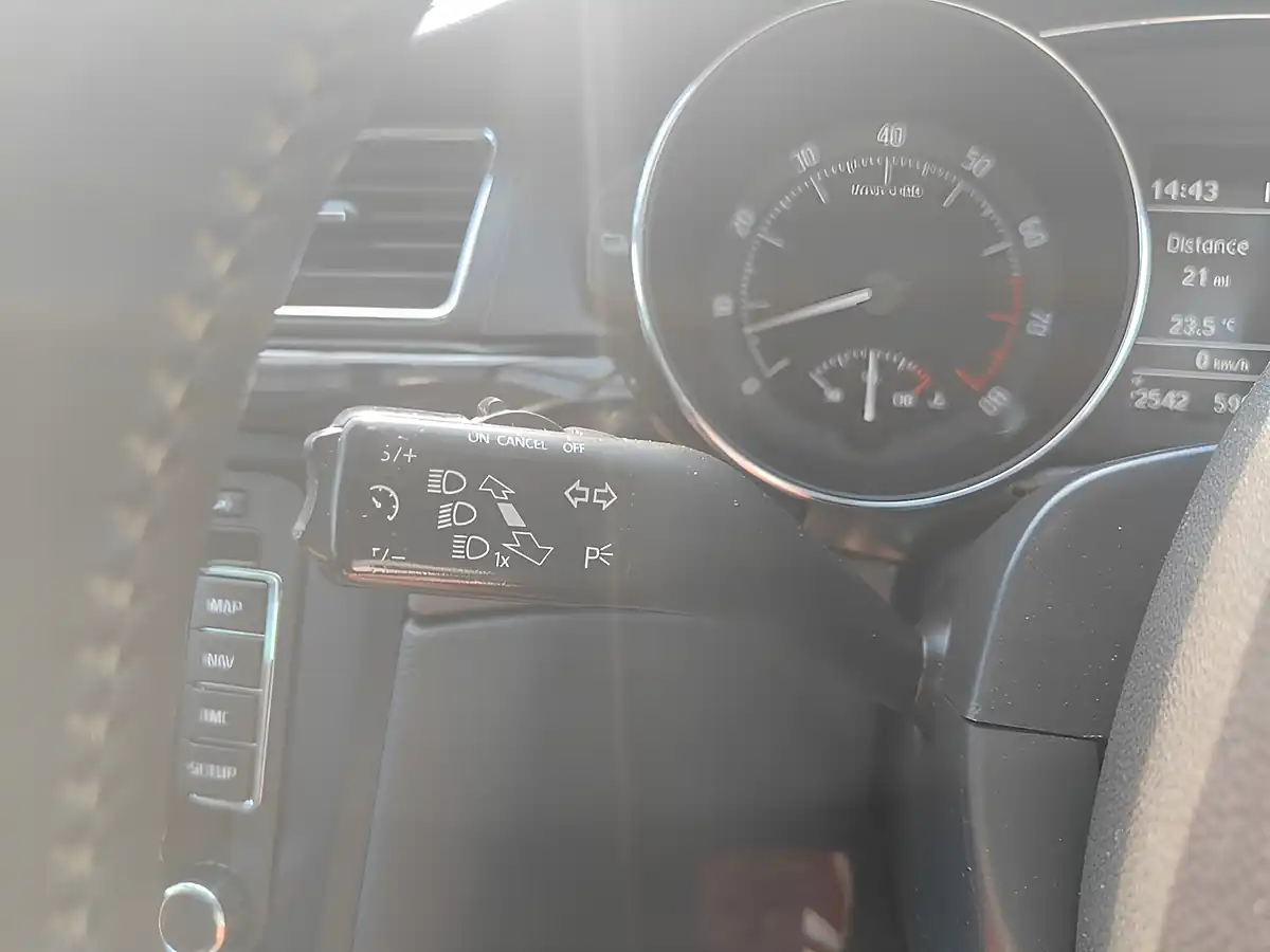 Used 2012 Skoda Superb Laurin & Klement Brown - Interior and Exterior details 18