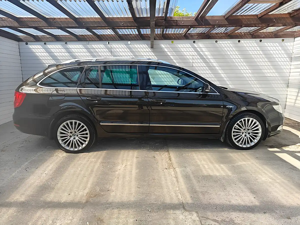 Used 2012 Skoda Superb Laurin & Klement Brown - Interior and Exterior details 2