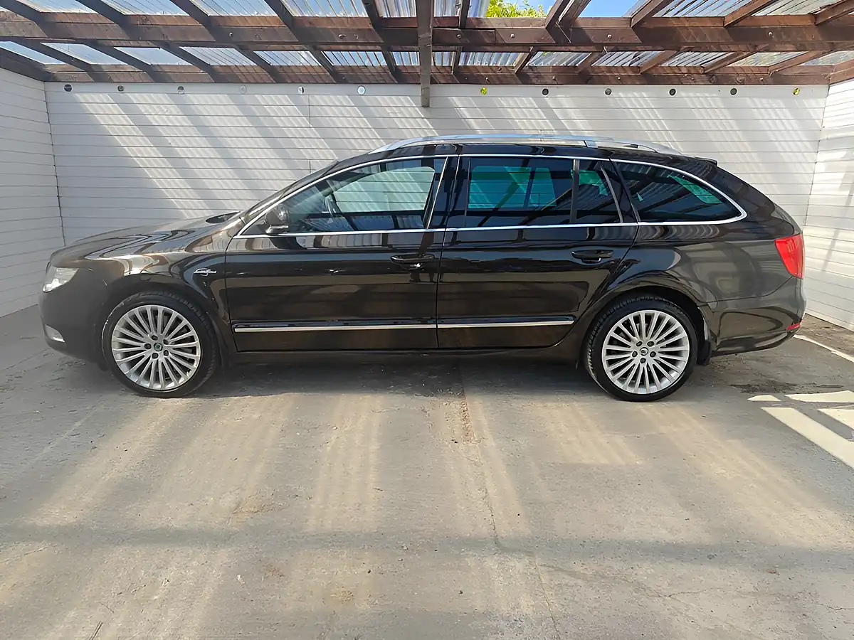 Used 2012 Skoda Superb Laurin & Klement Brown - Interior and Exterior details 3