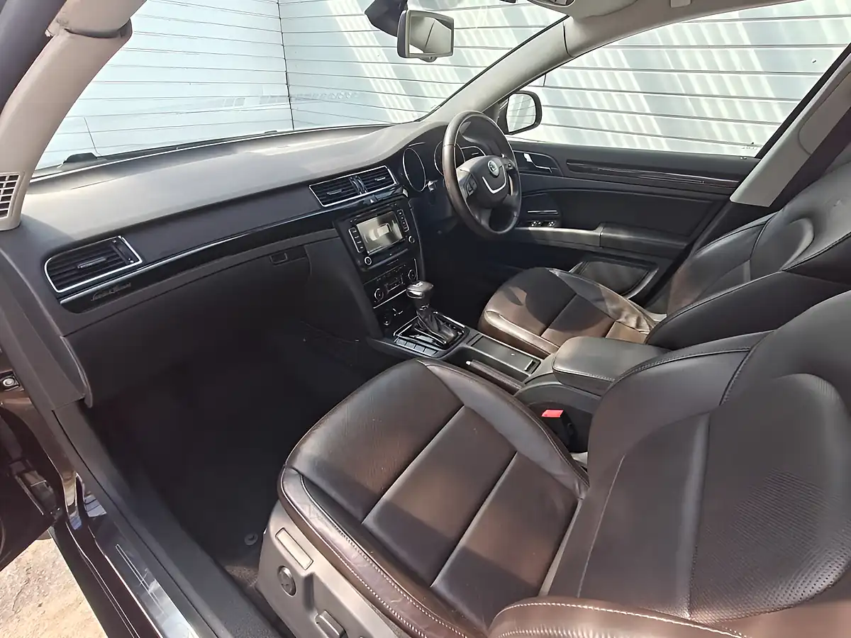 Used 2012 Skoda Superb Laurin & Klement Brown - Interior and Exterior details 4