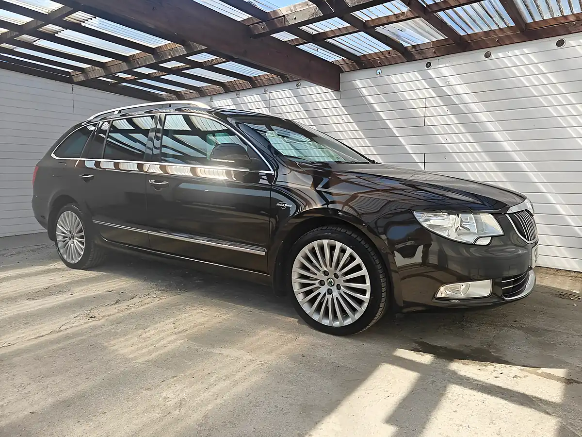 Used 2012 Skoda Superb Laurin & Klement Brown - Interior and Exterior details 8