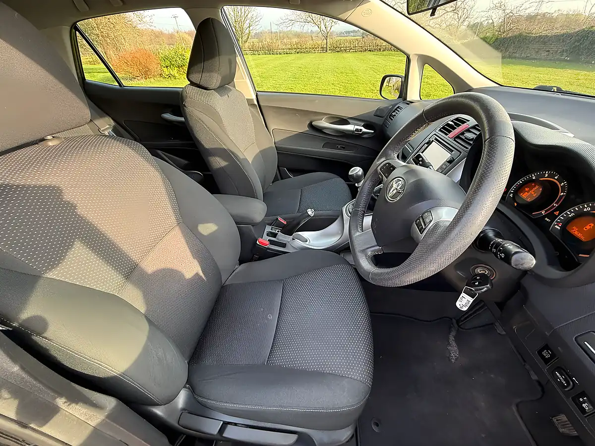 Used 2012 Toyota Auris Colour Collection Grey - Interior and Exterior details 16