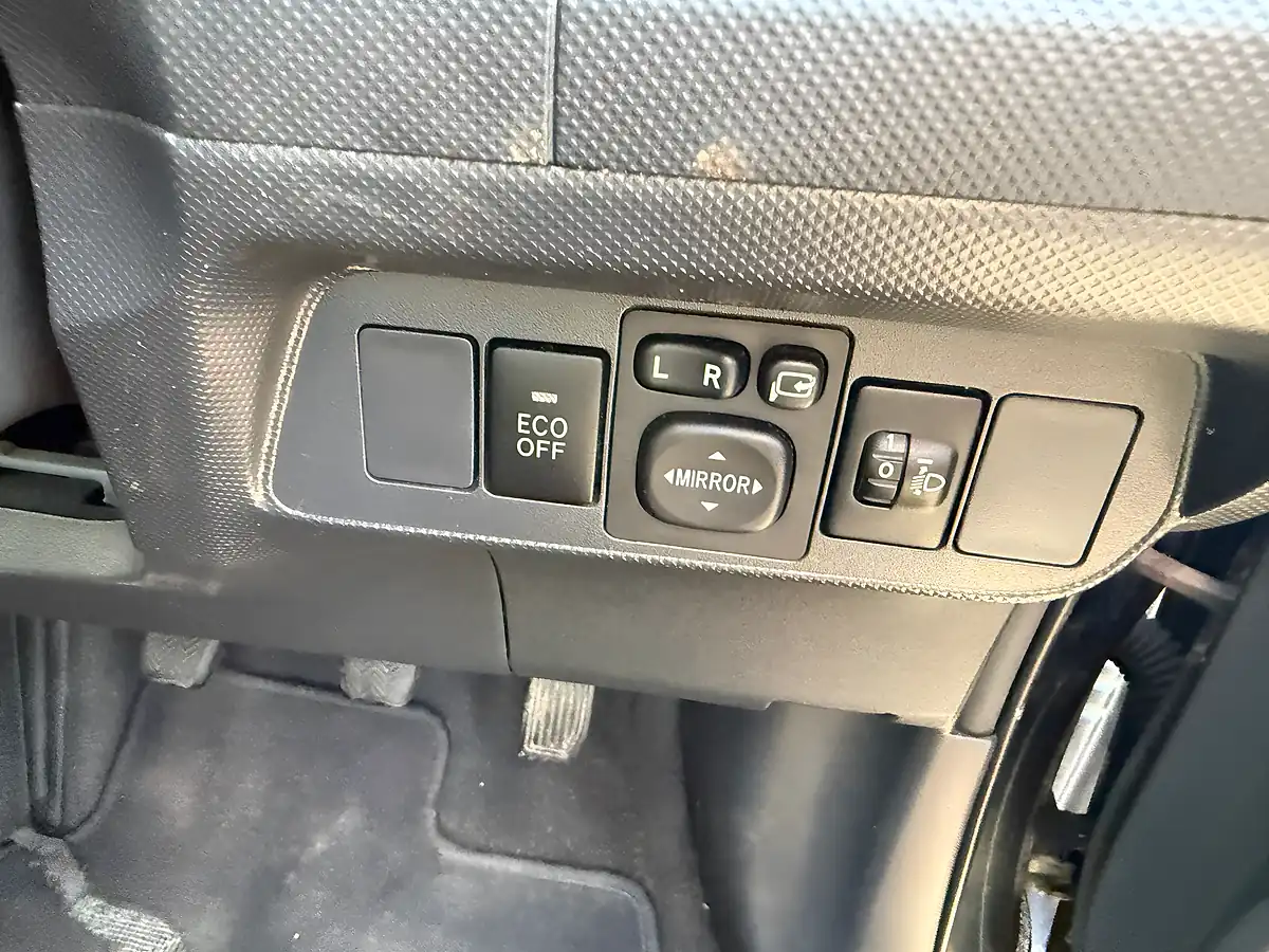 Used 2012 Toyota Auris Colour Collection Grey - Interior and Exterior details 18