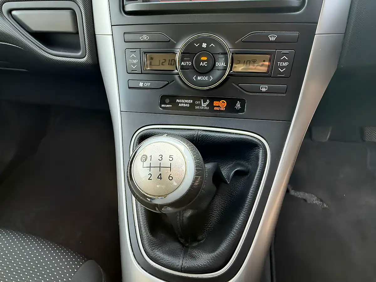 Used 2012 Toyota Auris Colour Collection Grey - Interior and Exterior details 20