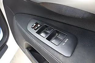 Used 2012 Toyota Auris Colour Collection White - Interior and Exterior details 7