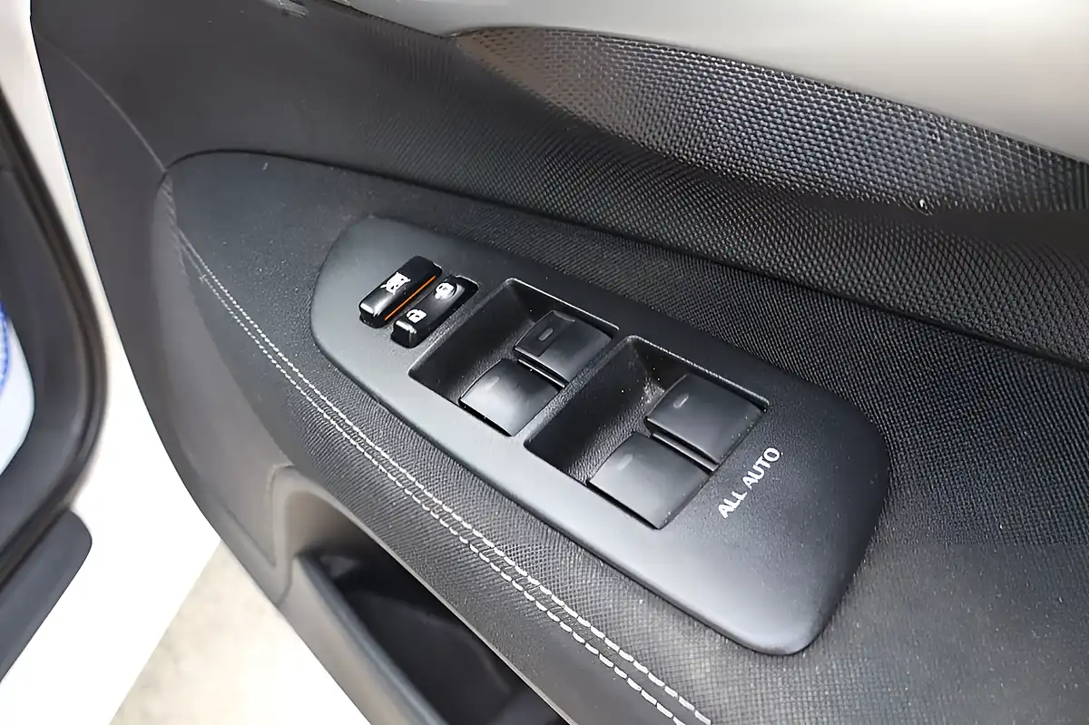 Used 2012 Toyota Auris Colour Collection White - Interior and Exterior details 7