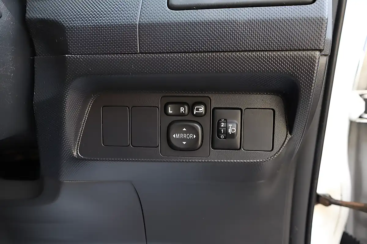 Used 2012 Toyota Auris Colour Collection White - Interior and Exterior details 8