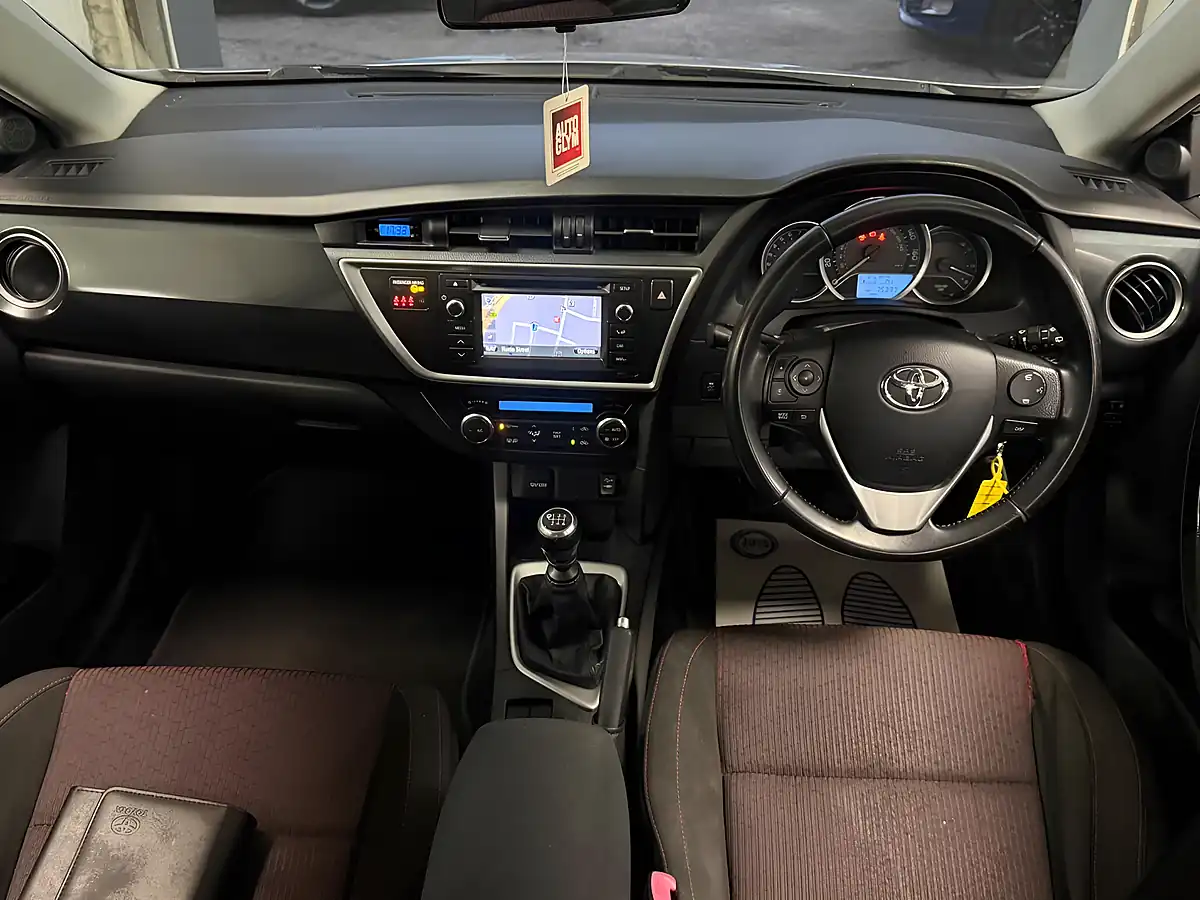 Used 2012 Toyota Auris Sport Silver - Interior and Exterior details 10