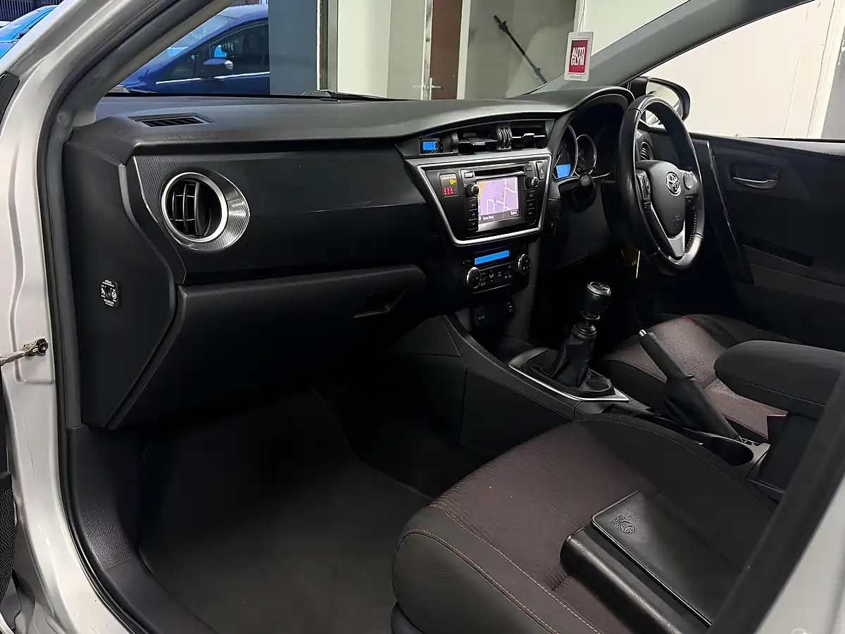 Used 2012 Toyota Auris Sport Silver - Interior and Exterior details 11