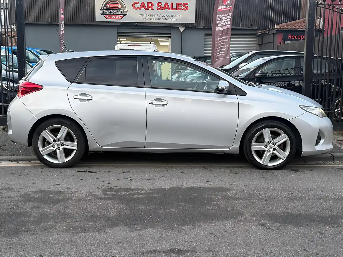 Used 2012 Toyota Auris Sport Silver - Interior and Exterior details 3