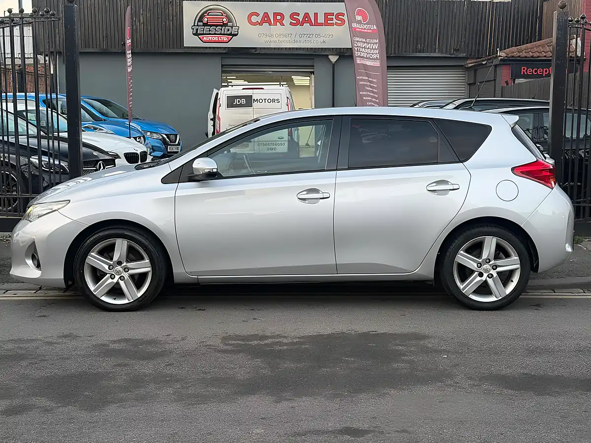 Used 2012 Toyota Auris Sport Silver - Interior and Exterior details 4