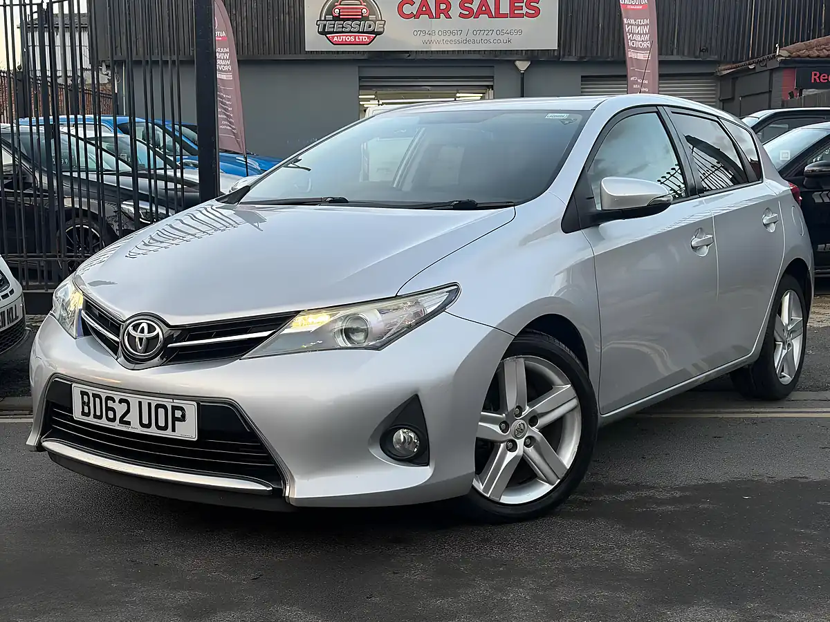 Used 2012 Toyota Auris Sport Silver - Interior and Exterior details 5