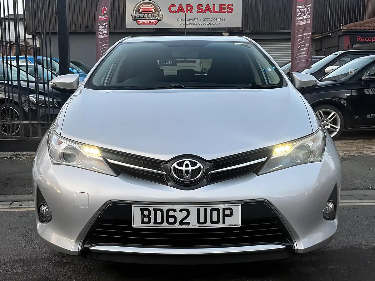 Used 2012 Toyota Auris Sport Silver - Interior and Exterior details 7
