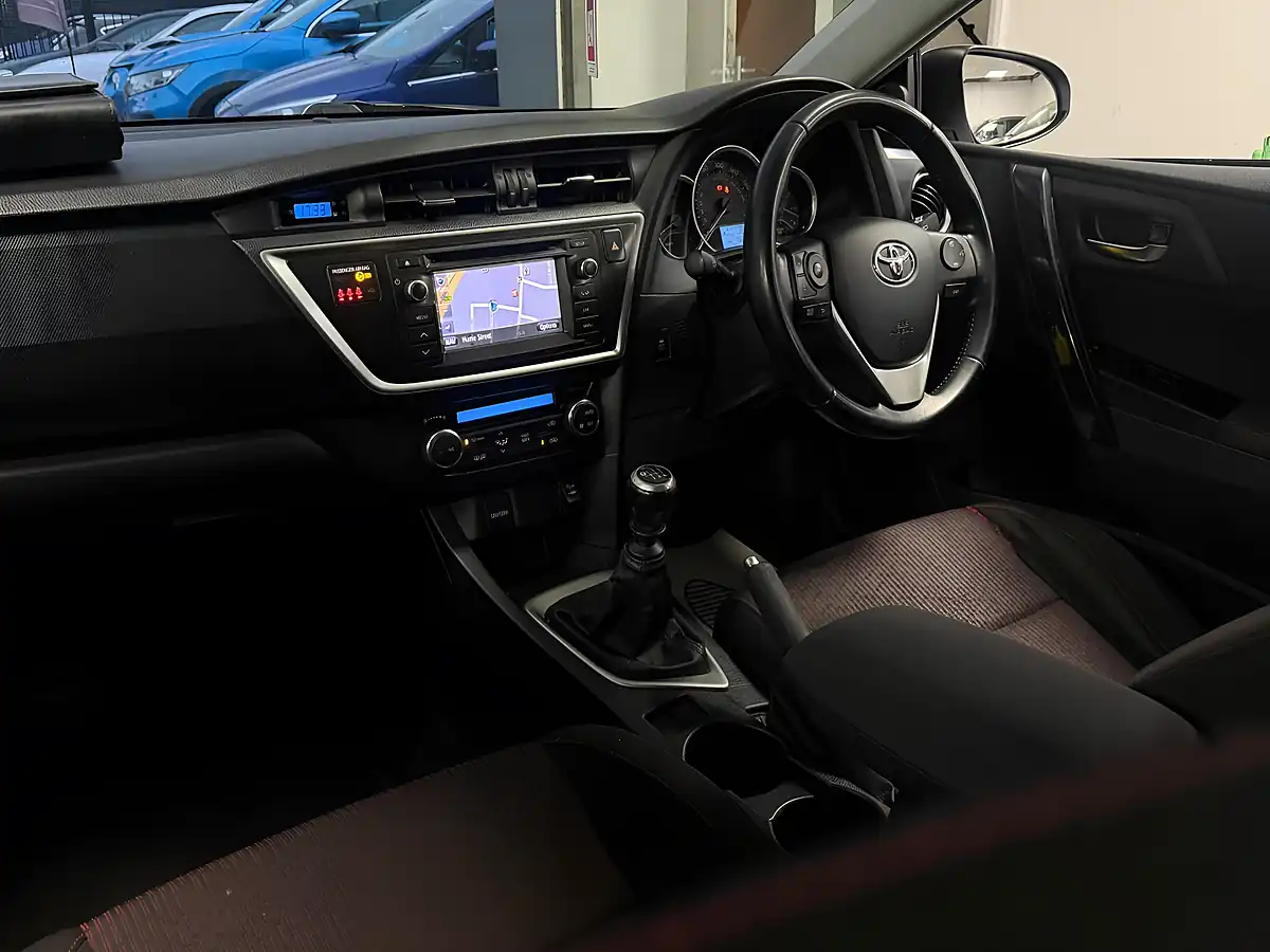 Used 2012 Toyota Auris Sport Silver - Interior and Exterior details 9