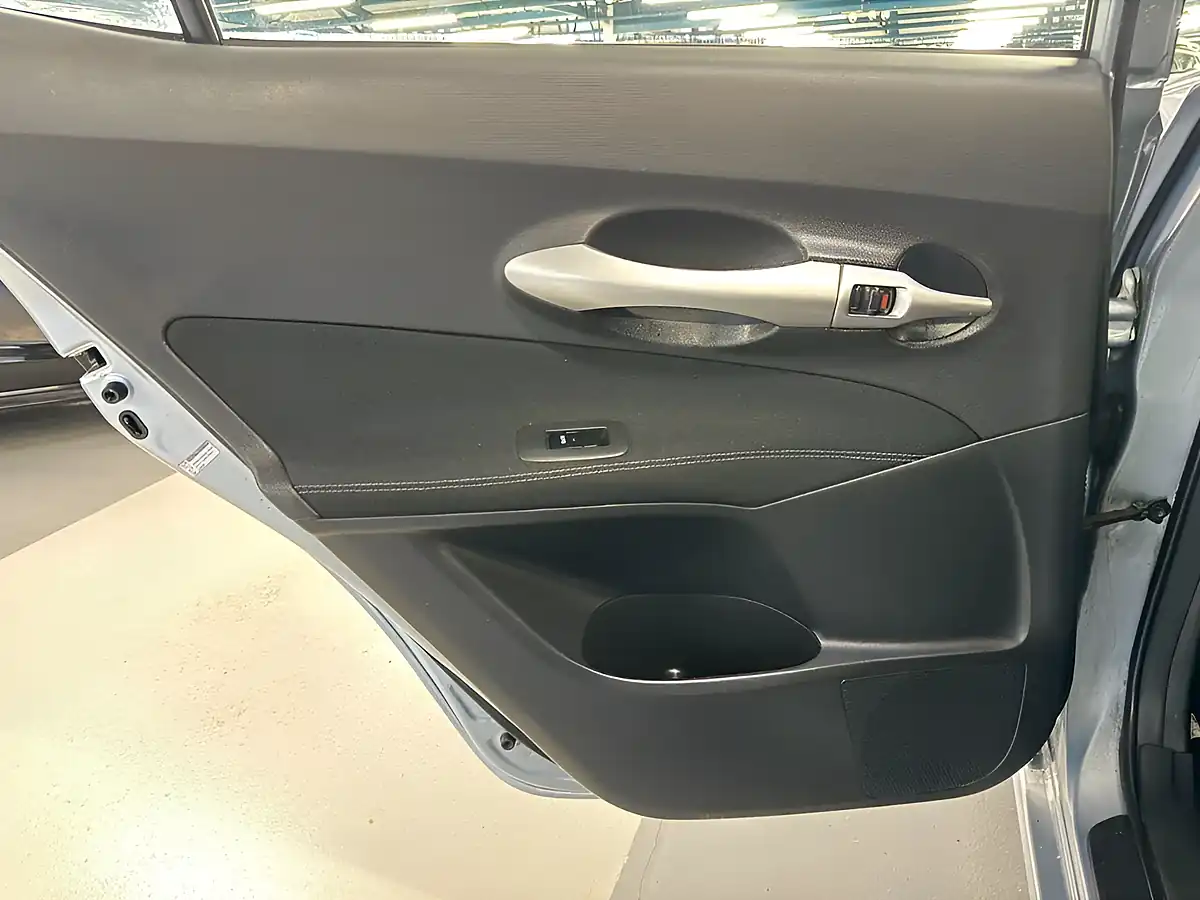 Used 2012 Toyota Auris Tr Blue - Interior and Exterior details 17