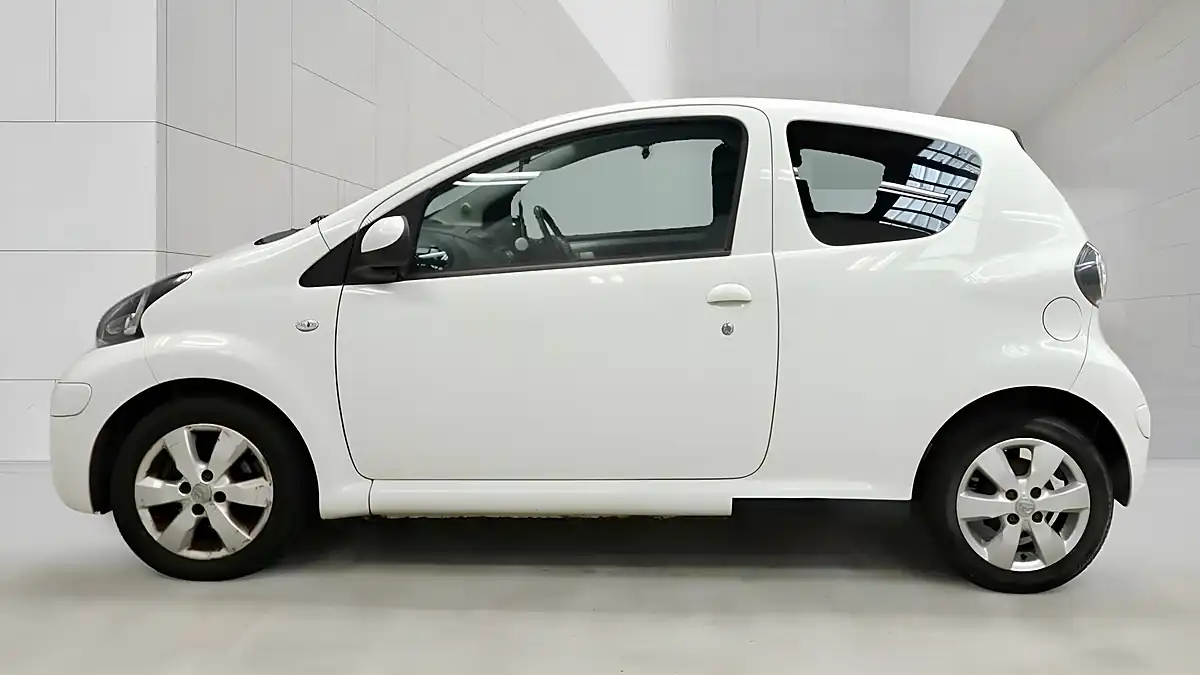 Used 2012 Toyota Aygo Go White - Interior and Exterior details 3