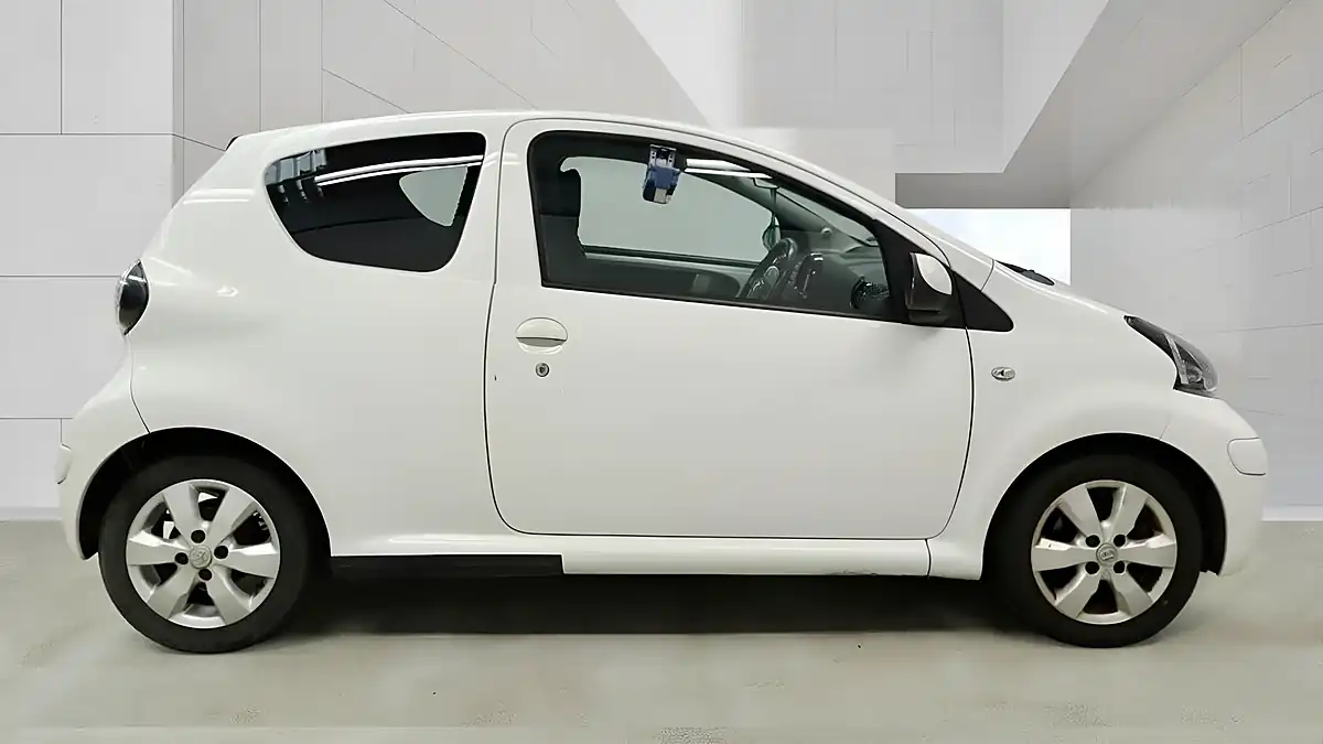 Used 2012 Toyota Aygo Go White - Interior and Exterior details 8