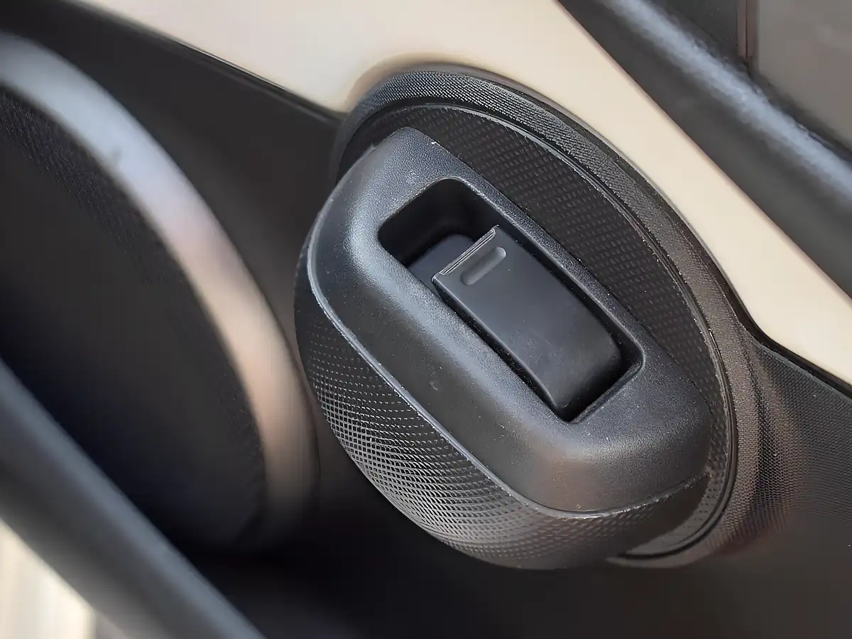 Used 2012 Toyota Aygo Ice White - Interior and Exterior details 15
