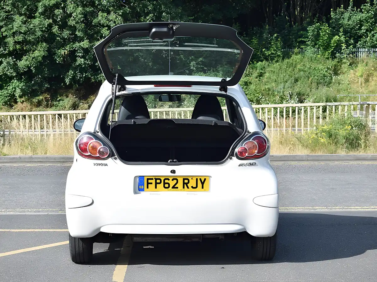 Used 2012 Toyota Aygo Ice White - Interior and Exterior details 7