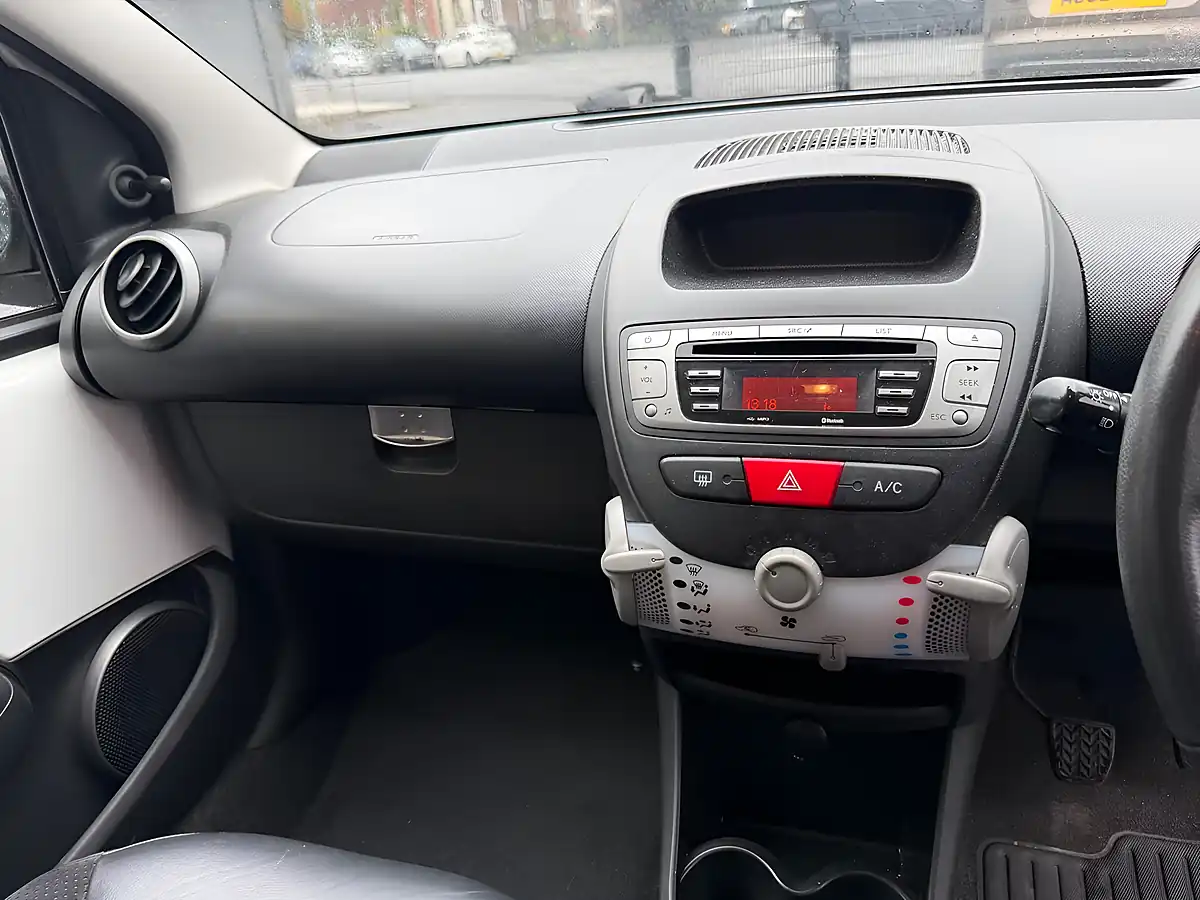 Used 2012 Toyota Aygo Ice White - Interior and Exterior details 15