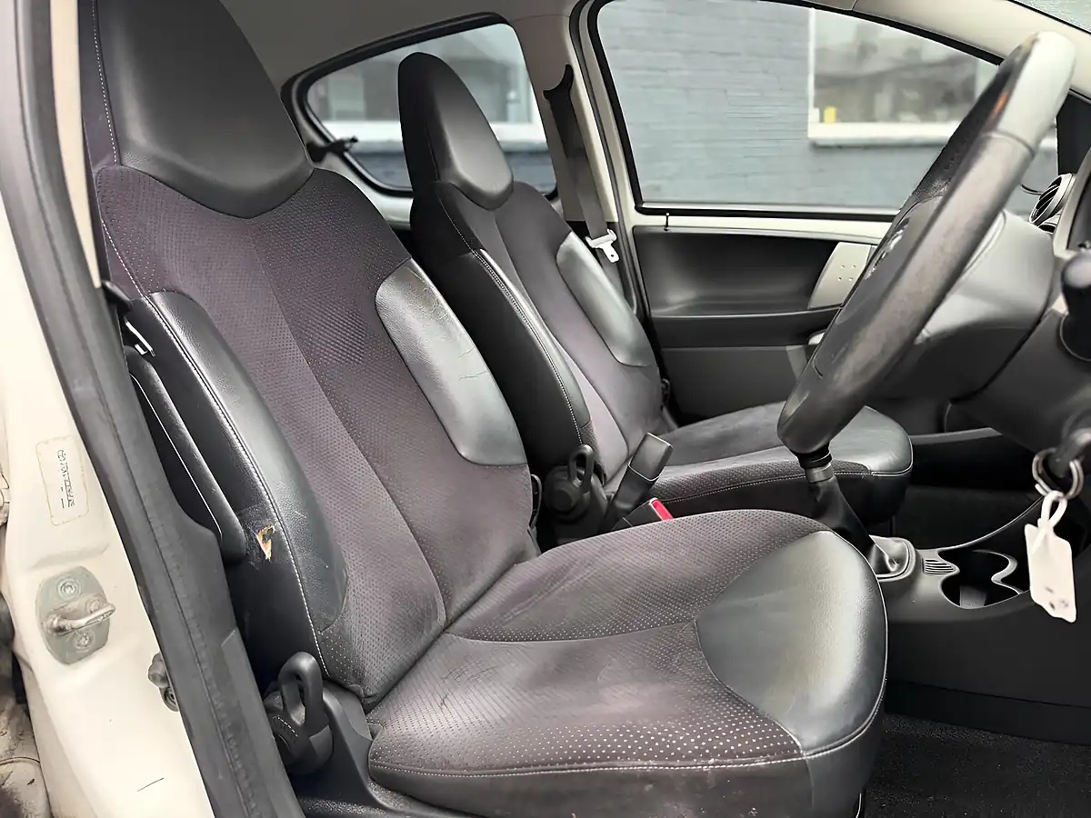 Used 2012 Toyota Aygo Ice White - Interior and Exterior details 16