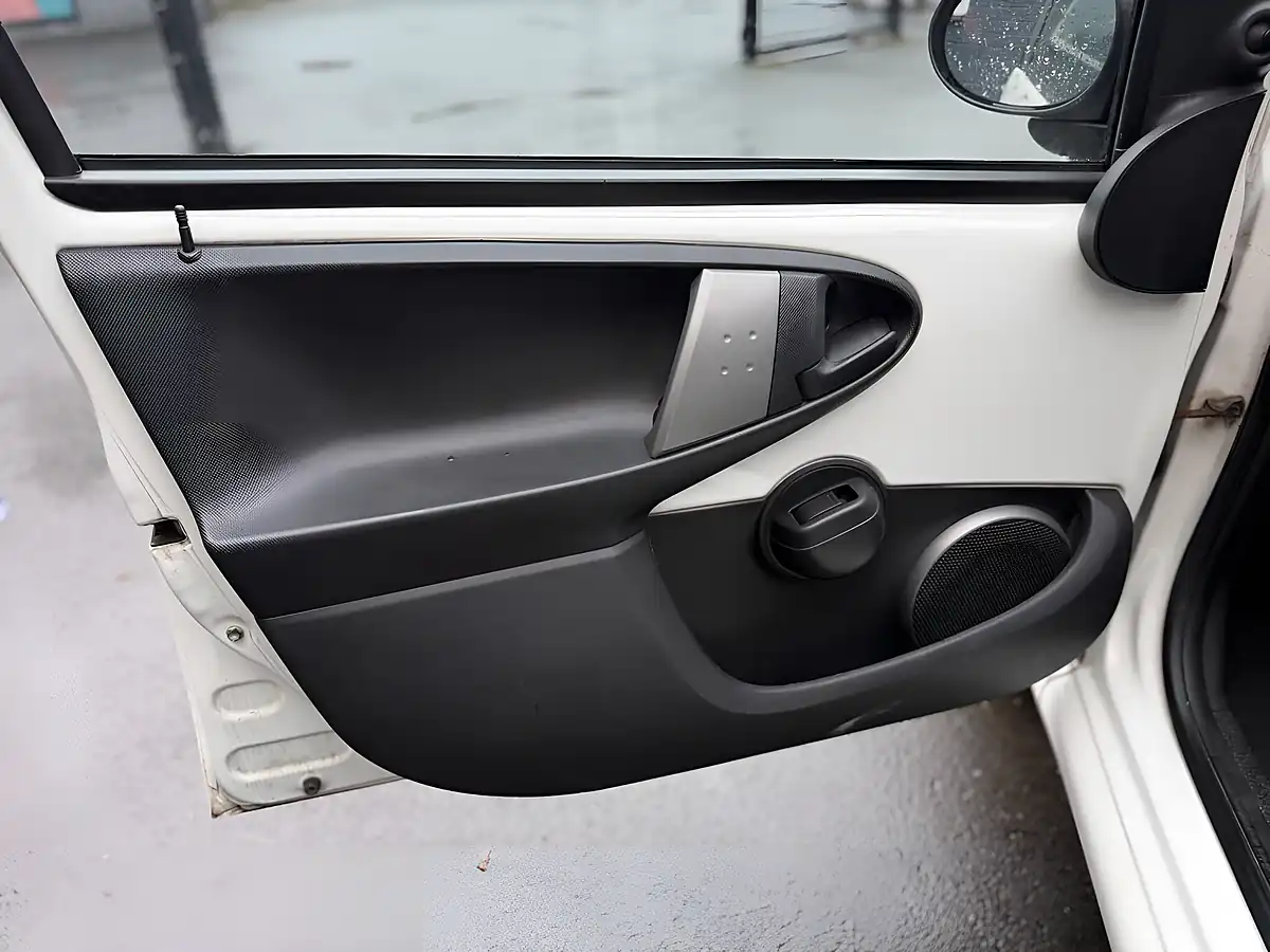 Used 2012 Toyota Aygo Ice White - Interior and Exterior details 17