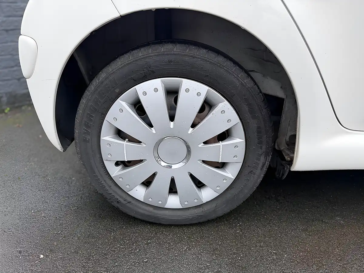 Used 2012 Toyota Aygo Ice White - Interior and Exterior details 18