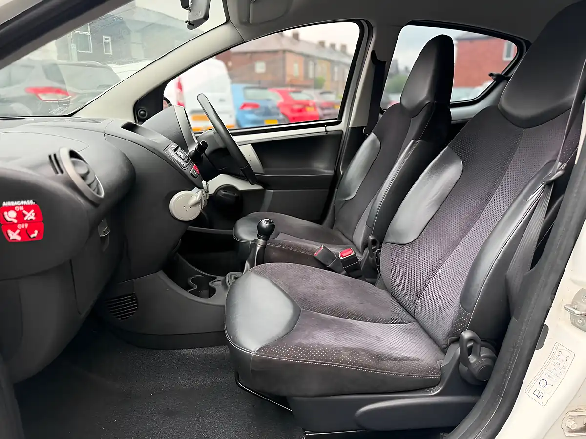 Used 2012 Toyota Aygo Ice White - Interior and Exterior details 19