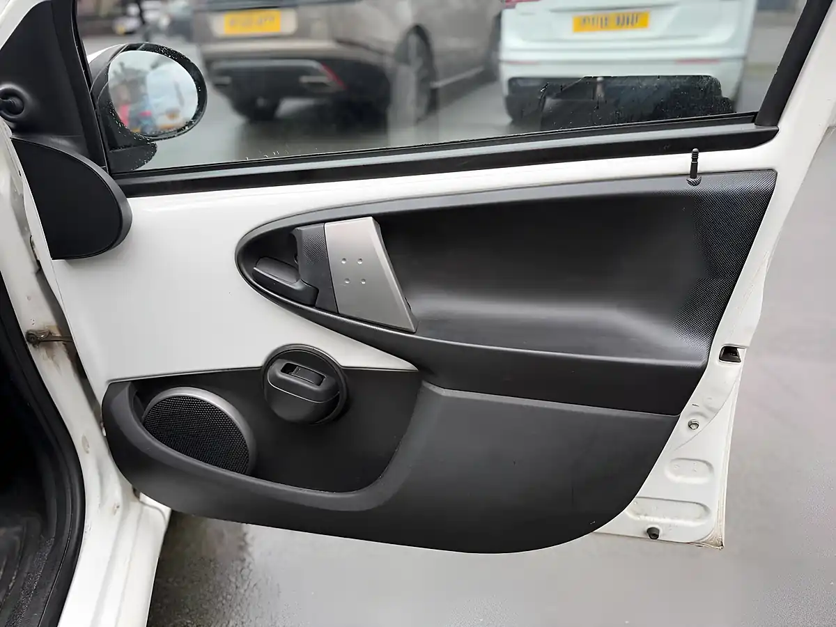 Used 2012 Toyota Aygo Ice White - Interior and Exterior details 20