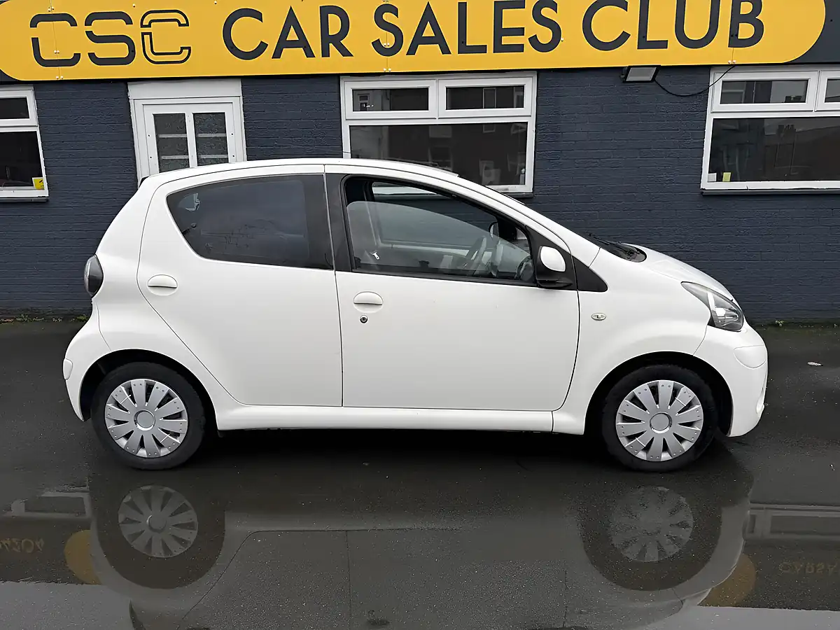 Used 2012 Toyota Aygo Ice White - Interior and Exterior details 3