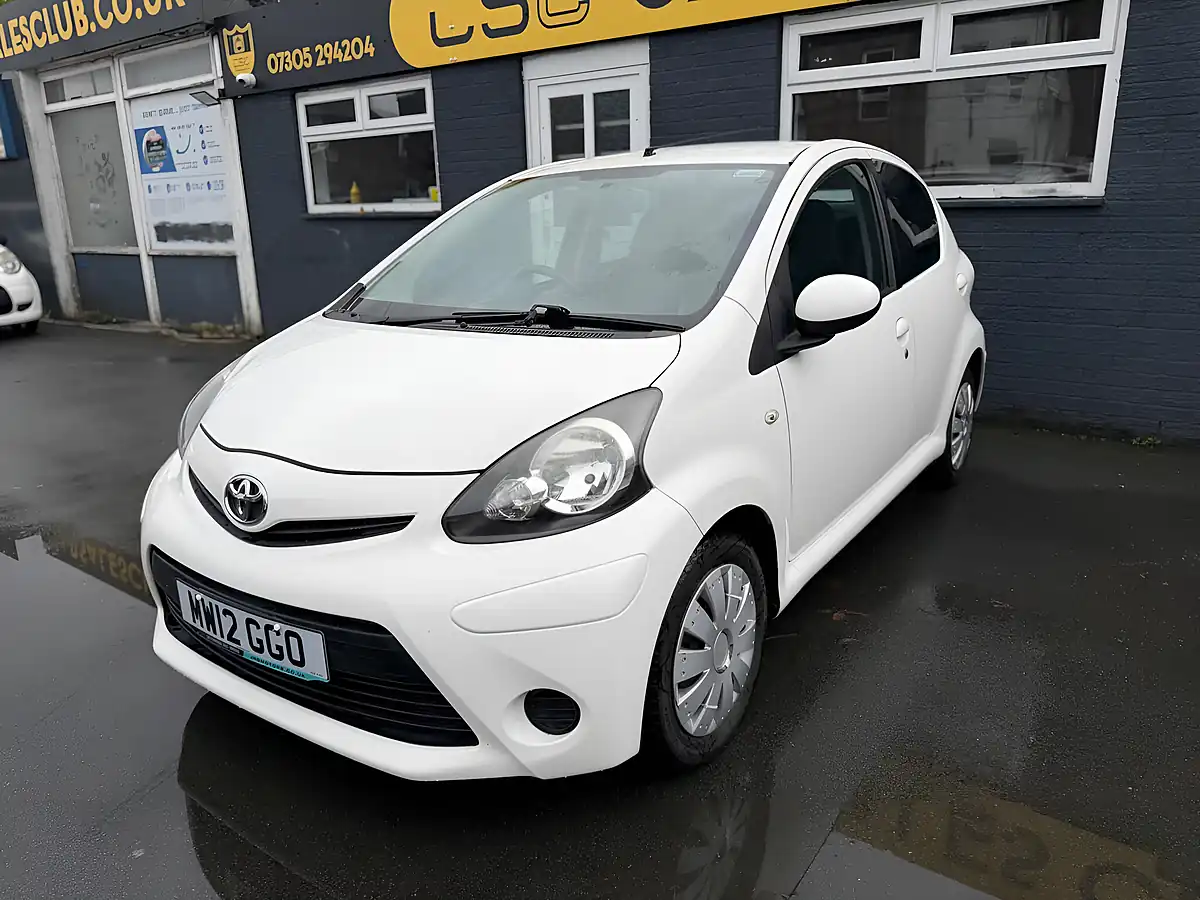 Used 2012 Toyota Aygo Ice White - Interior and Exterior details 5