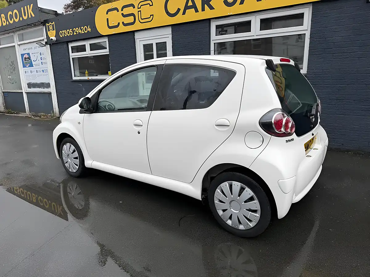 Used 2012 Toyota Aygo Ice White - Interior and Exterior details 8