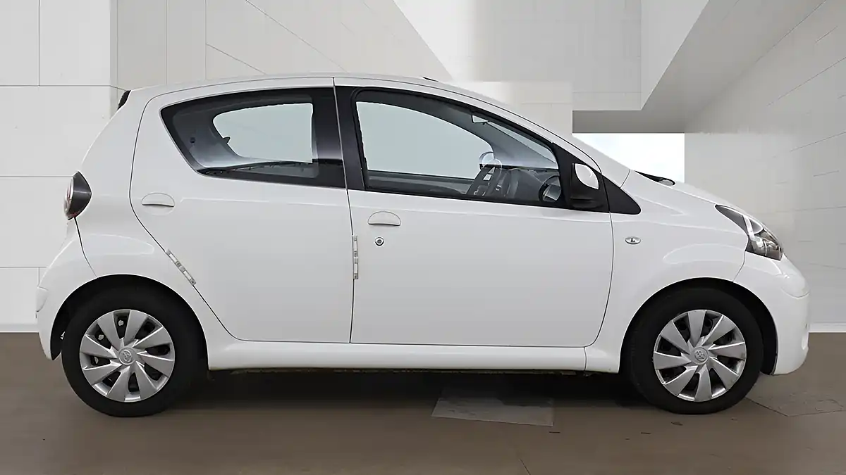 Used 2012 Toyota Aygo Ice White - Interior and Exterior details 4