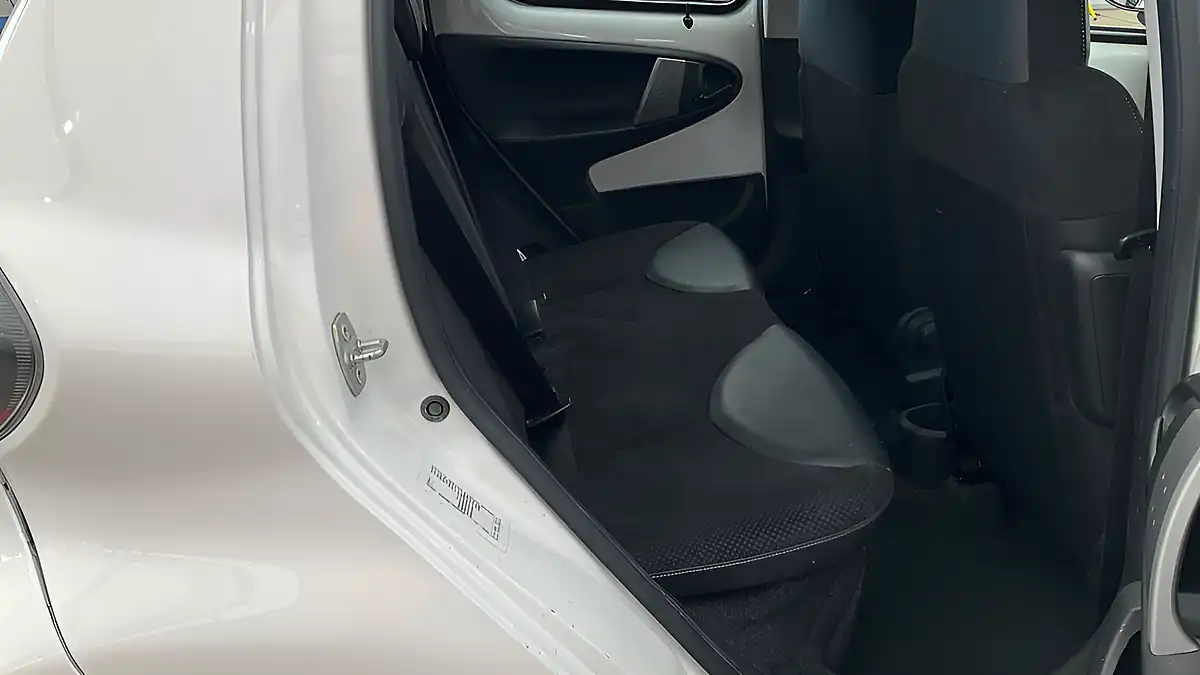 Used 2012 Toyota Aygo Ice White - Interior and Exterior details 7