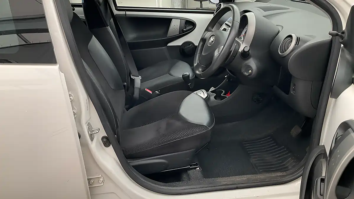 Used 2012 Toyota Aygo Ice White - Interior and Exterior details 8