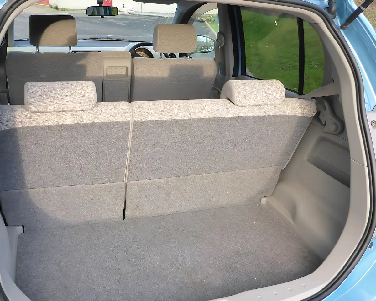 Used 2012 Toyota Passo Metallic - Interior and Exterior details 4
