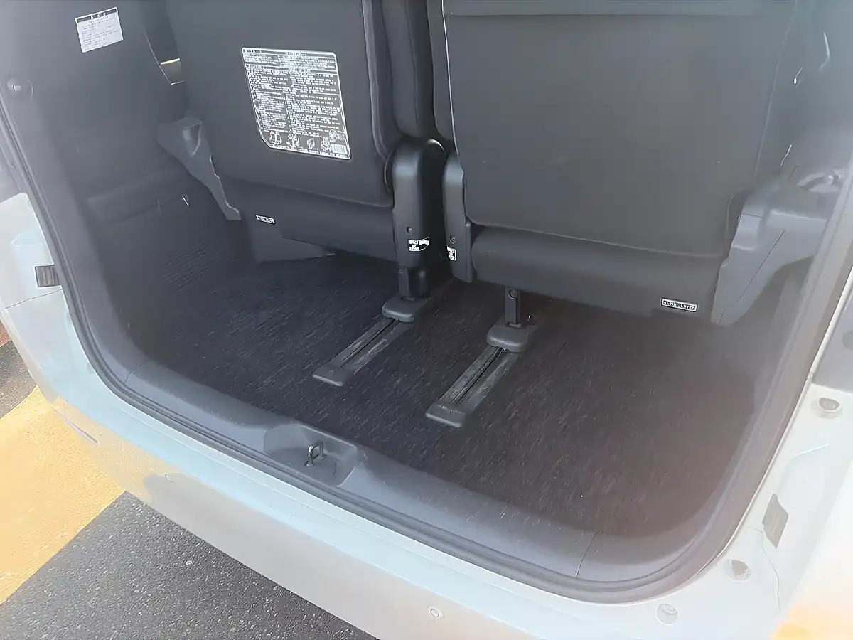 Used 2012 Toyota Vellfire Z (7 Seater) White Pearl Mica Metallic - Interior and Exterior details 12