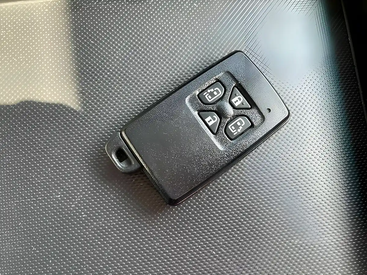 Used 2012 Toyota Vellfire Z (7 Seater) White Pearl Mica Metallic - Interior and Exterior details 17