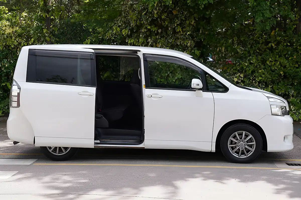 Used 2012 Toyota Voxy X L Edition White - Interior and Exterior details 3