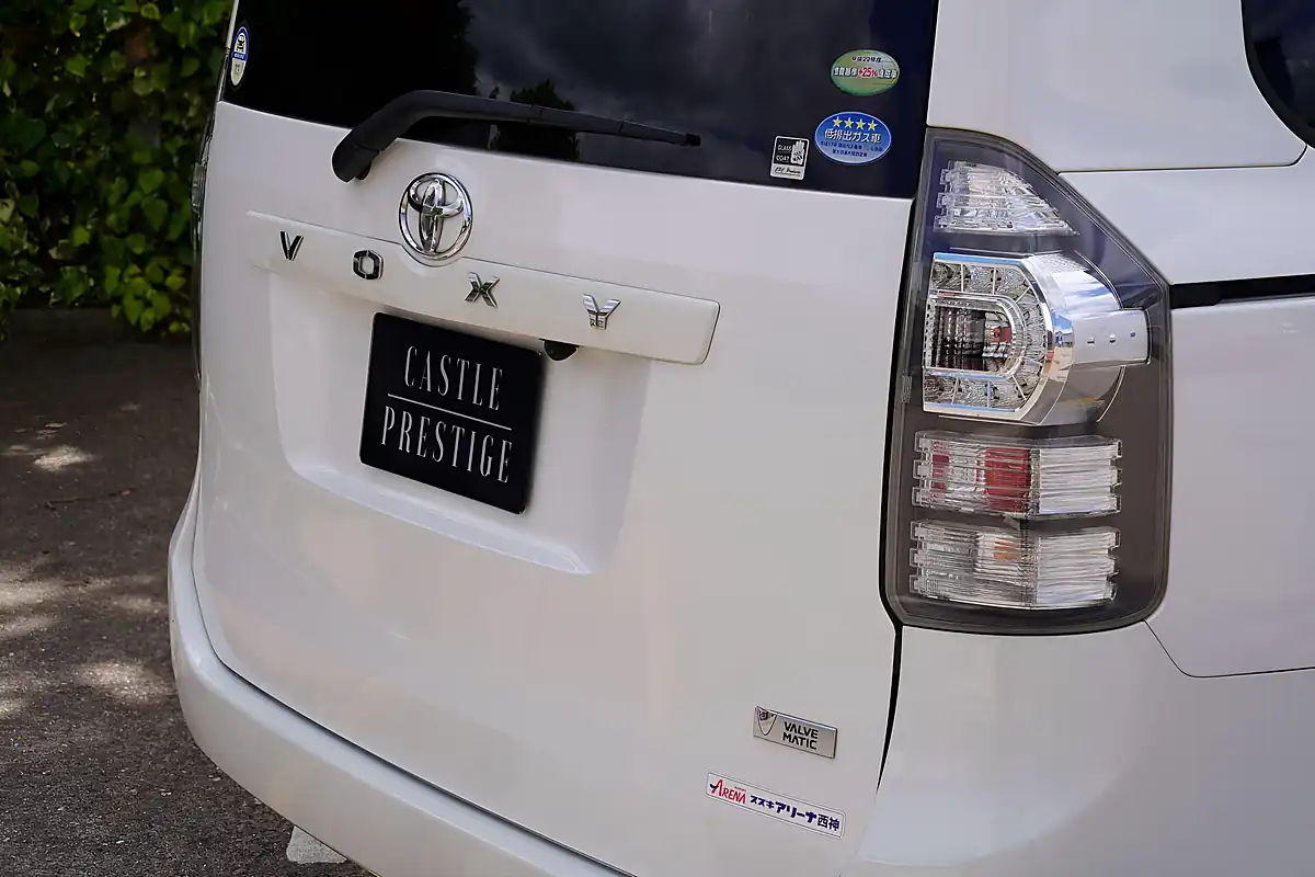 Used 2012 Toyota Voxy X L Edition White - Interior and Exterior details 5