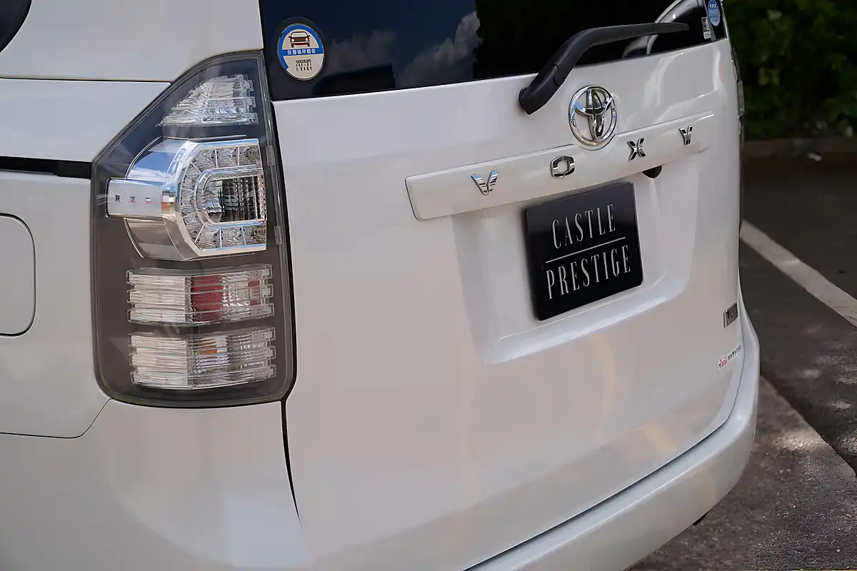 Used 2012 Toyota Voxy X L Edition White - Interior and Exterior details 7